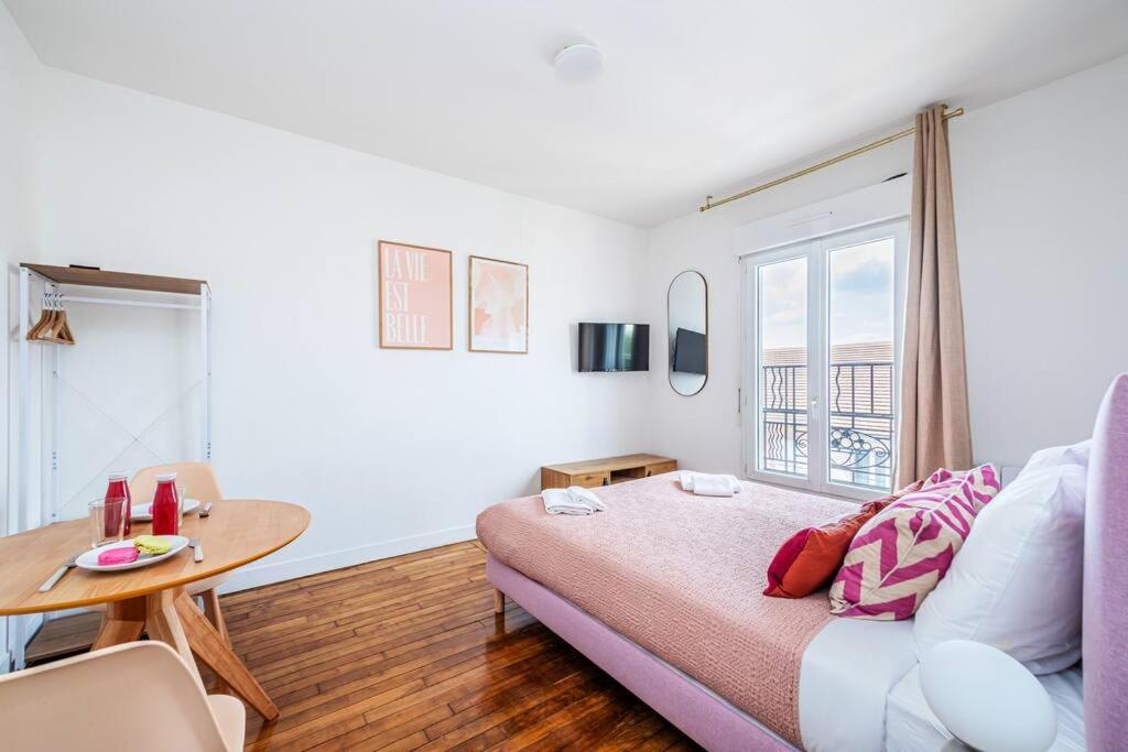 Apartment En Banlieue Parisienne - *